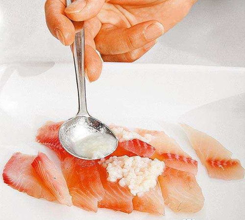 橄榄蒜香盐麴沾酱佐白肉鱼 酱汁咸香回甘，衬托鱼肉本真清甜